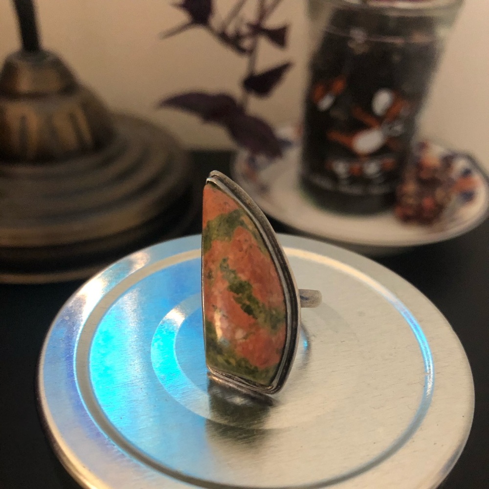 Polished unakite gemstone ring
